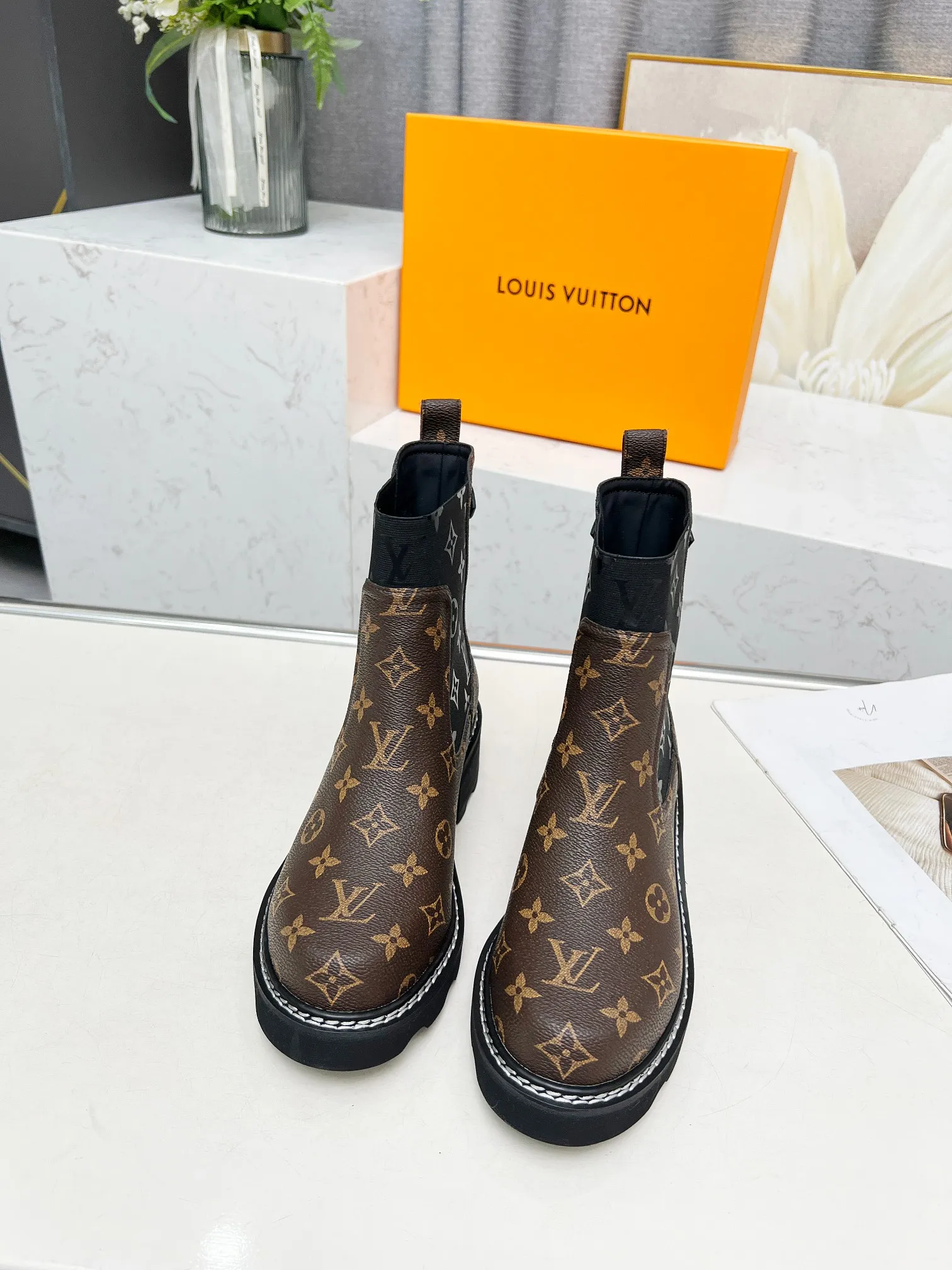 👟👟Ex-factory price 560👟👟Louis Vuitton 2024 autumn and winter high-end customization, major celebrity and Internet celebrity catwalk style, century-old classic, exquisite craftsmanship, comfortable on the feet. This LV Beaubourg ankle boot has a smooth calf leather body with handsome style and soft elements, and the Monogram patterned elastic side panel embodies the style of Chelsea boots. Paired with a thick yet lightweight micro outsole. Dazzling studs, a Louis Vuitton embossed leather label and plain stitching around the welt add to the sophisticated details. Fabric: Full-grain cowhide Lining: Cowhide Color: Black Brown Code number 35 to 40 (41 and 42 can be customized and non-returnable) Bosses are welcome to make orders